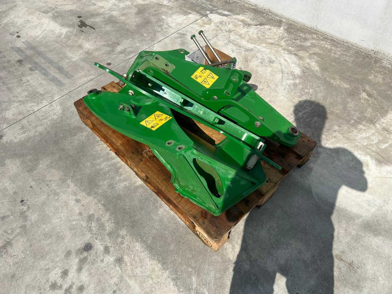 John Deere 653 - Front loader for tractor: picture 5 John Deere 653 - Front loader for tractor: picture 5