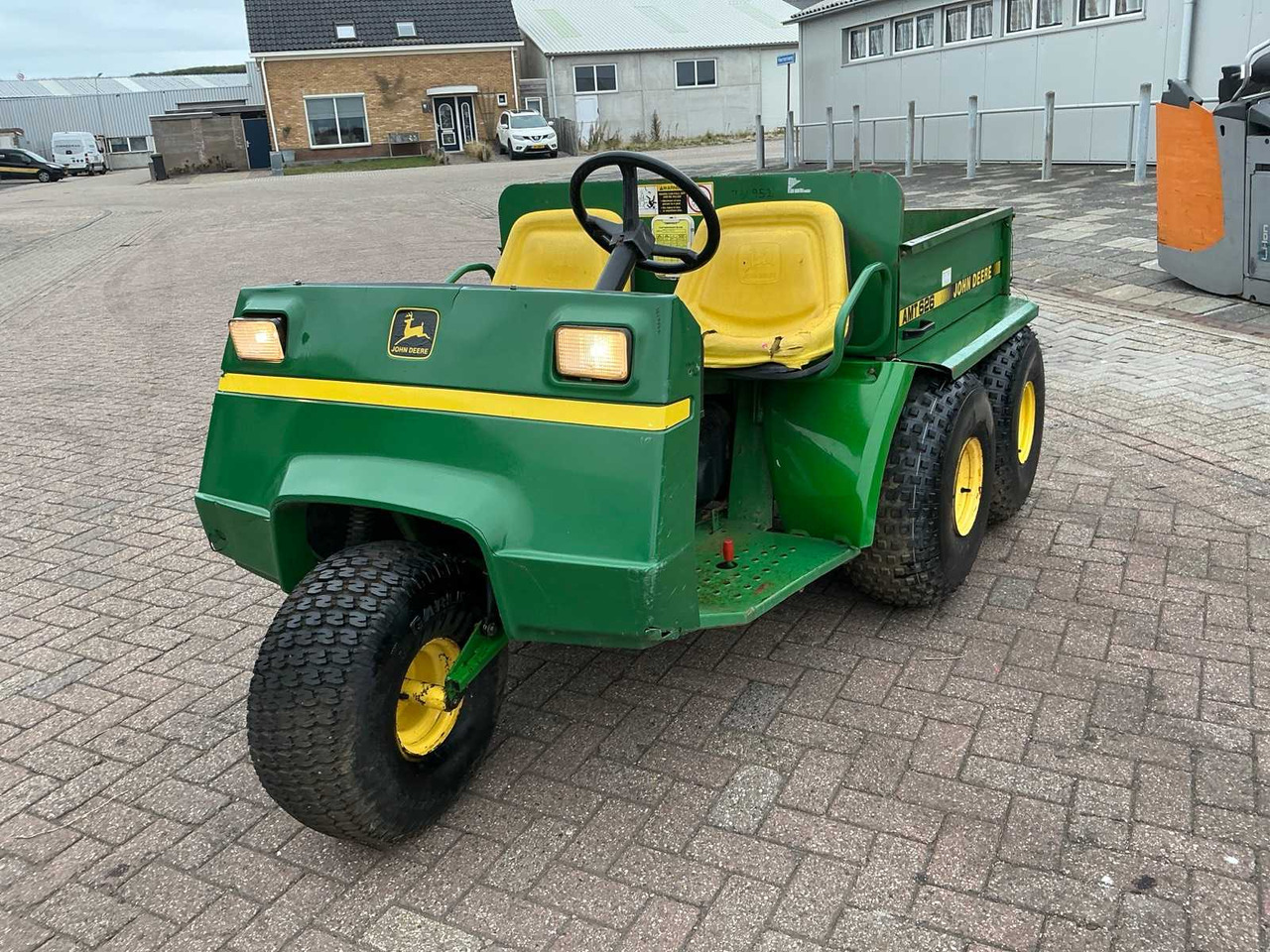 John Deere AMT 626 - Municipal tractor: picture 2 John Deere AMT 626 - Municipal tractor: picture 2