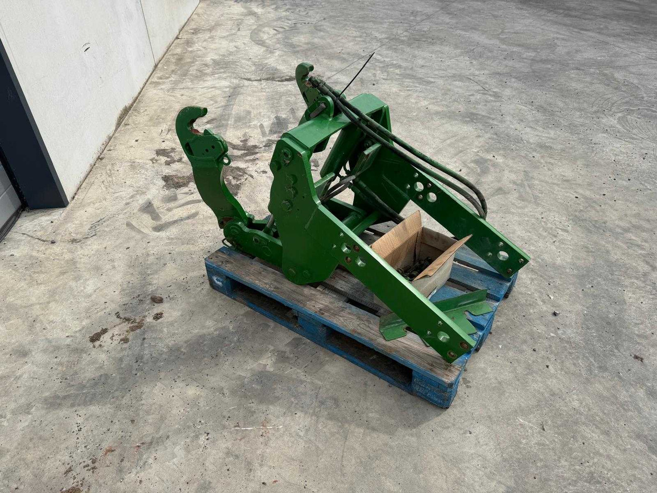 John Deere - Front loader for tractor: picture 4 John Deere - Front loader for tractor: picture 4