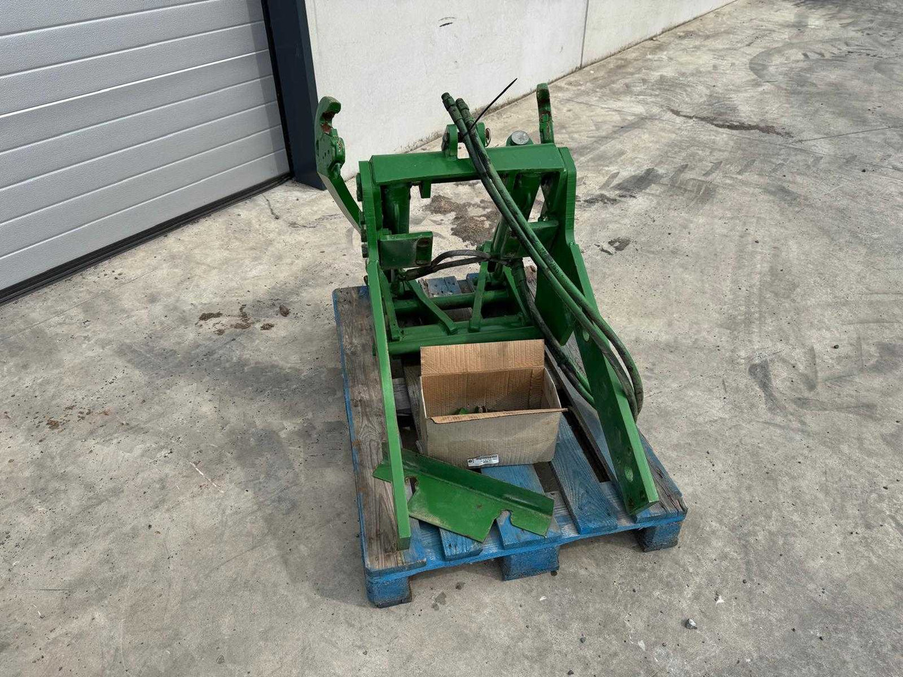 John Deere - Front loader for tractor: picture 3 John Deere - Front loader for tractor: picture 3