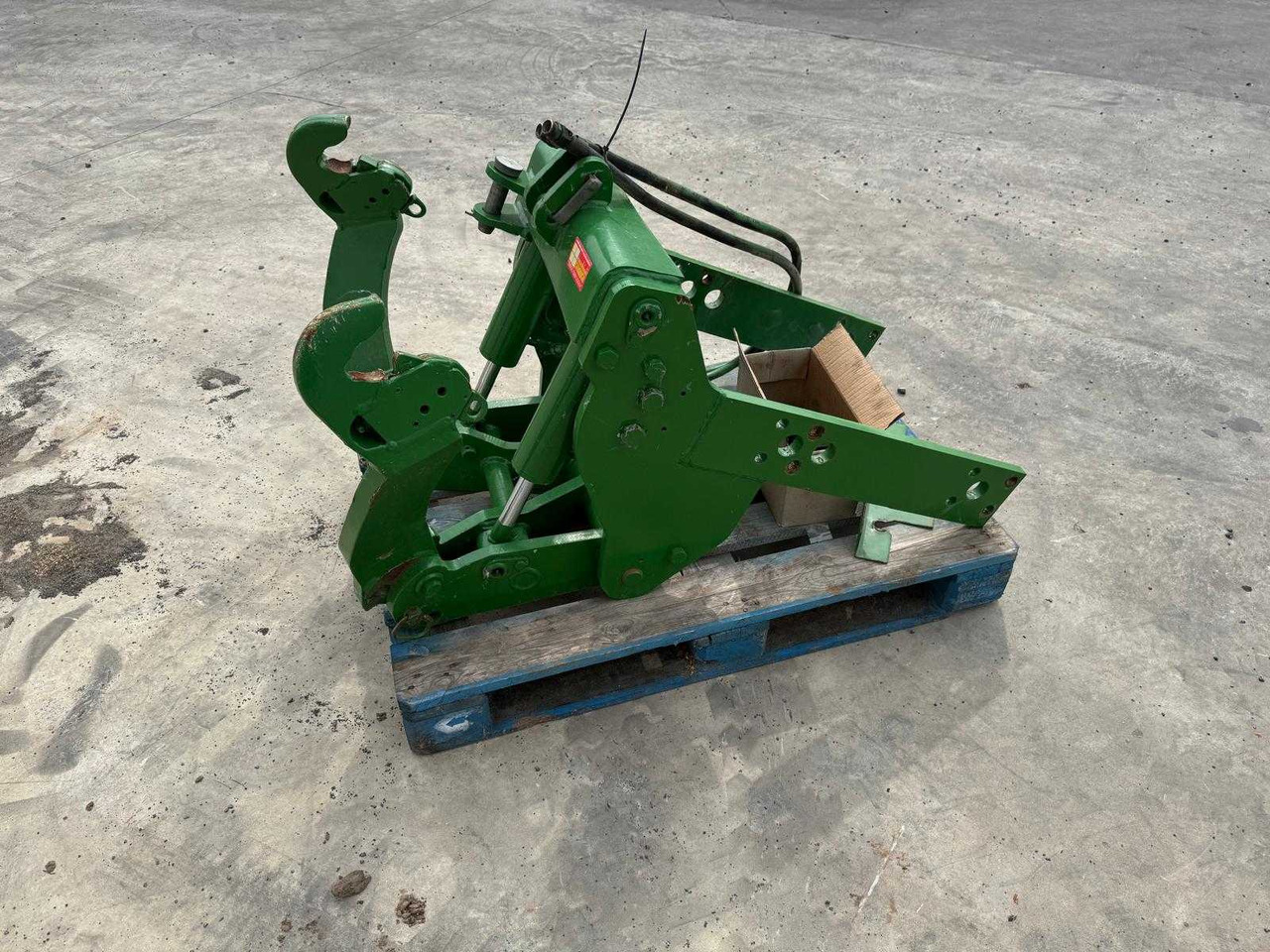 John Deere - Front loader for tractor: picture 5 John Deere - Front loader for tractor: picture 5
