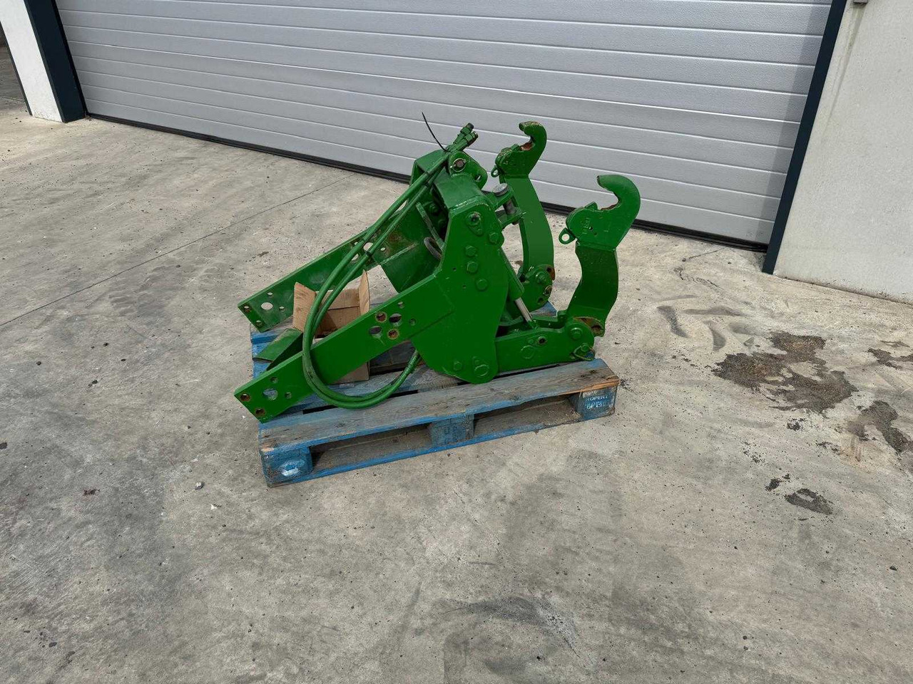 John Deere - Front loader for tractor: picture 1 John Deere - Front loader for tractor: picture 1