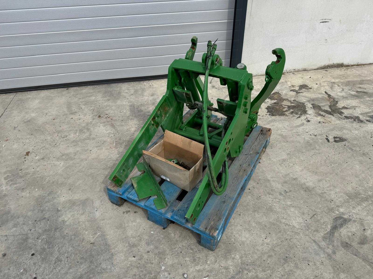 John Deere - Front loader for tractor: picture 2 John Deere - Front loader for tractor: picture 2
