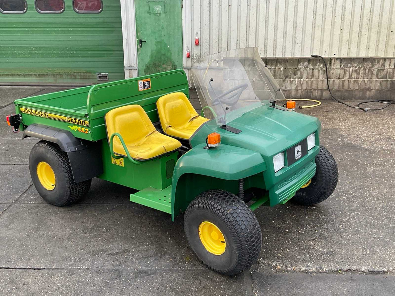 John Deere Gator 4x2 - Municipal tractor: picture 2 John Deere Gator 4x2 - Municipal tractor: picture 2