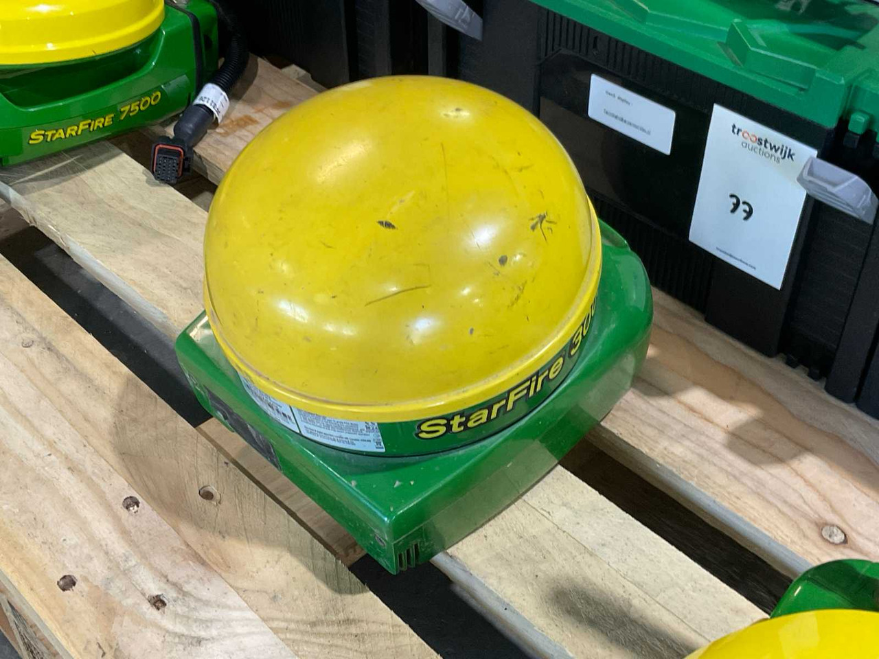 John Deere StarFire 3000 / G5 Universal - Front loader for tractor: picture 4 John Deere StarFire 3000 / G5 Universal - Front loader for tractor: picture 4