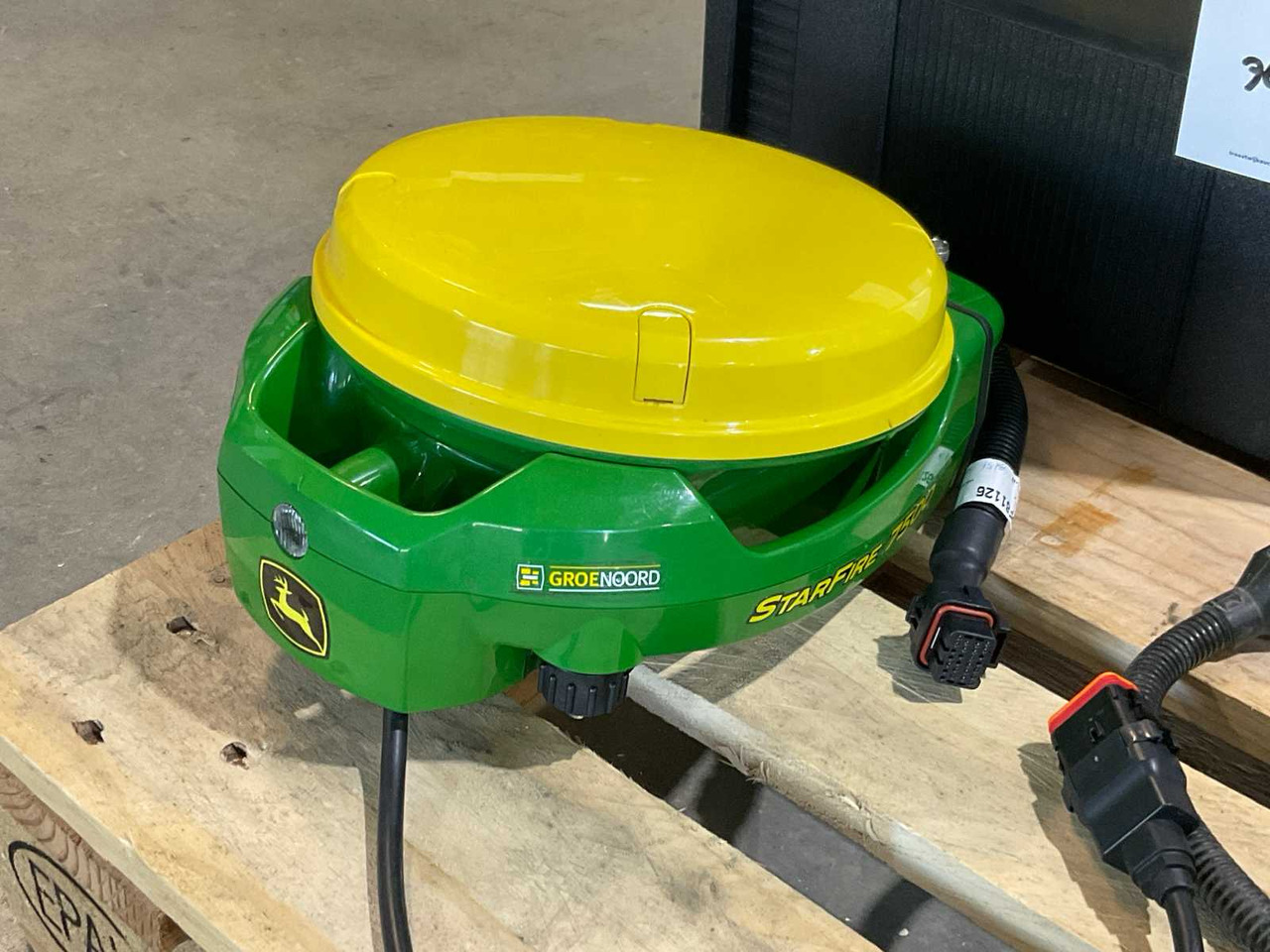 John Deere StarFire 7500 / G5 Plus - Front loader for tractor: picture 4 John Deere StarFire 7500 / G5 Plus - Front loader for tractor: picture 4