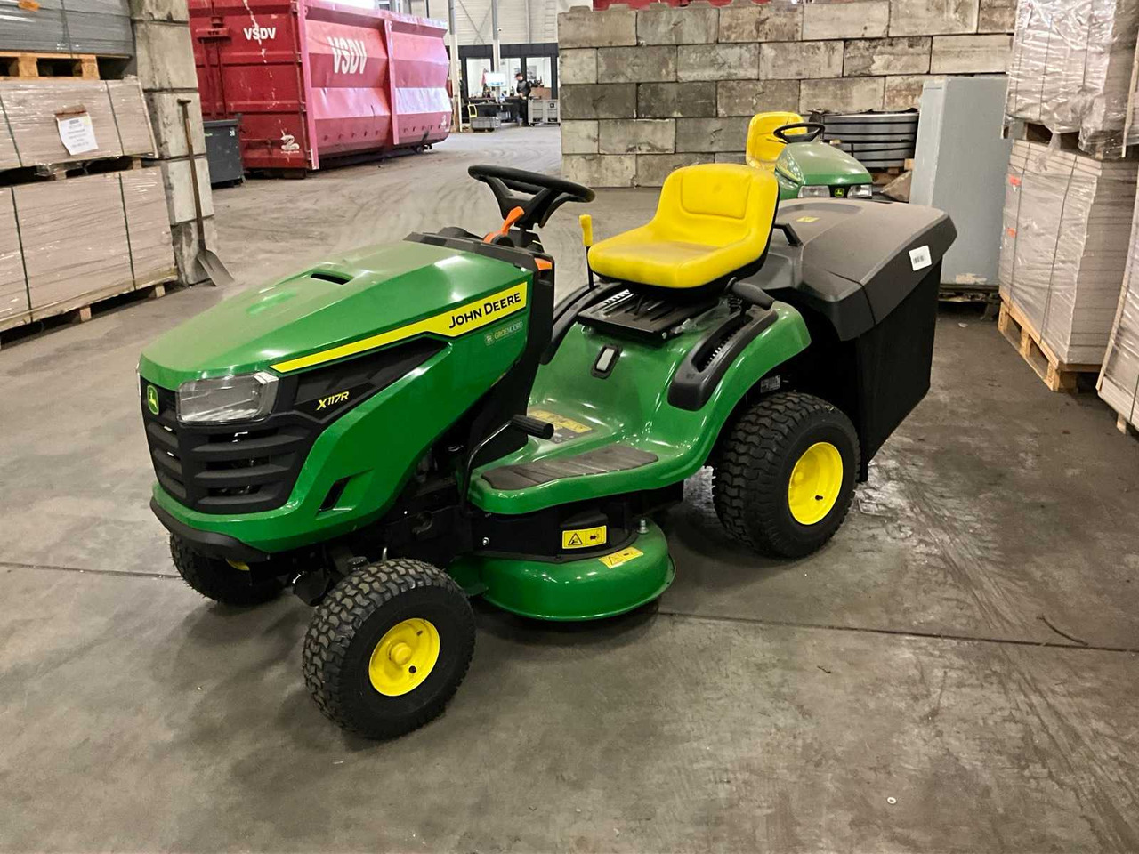John Deere X117R - Lawn mower: picture 1 John Deere X117R - Lawn mower: picture 1