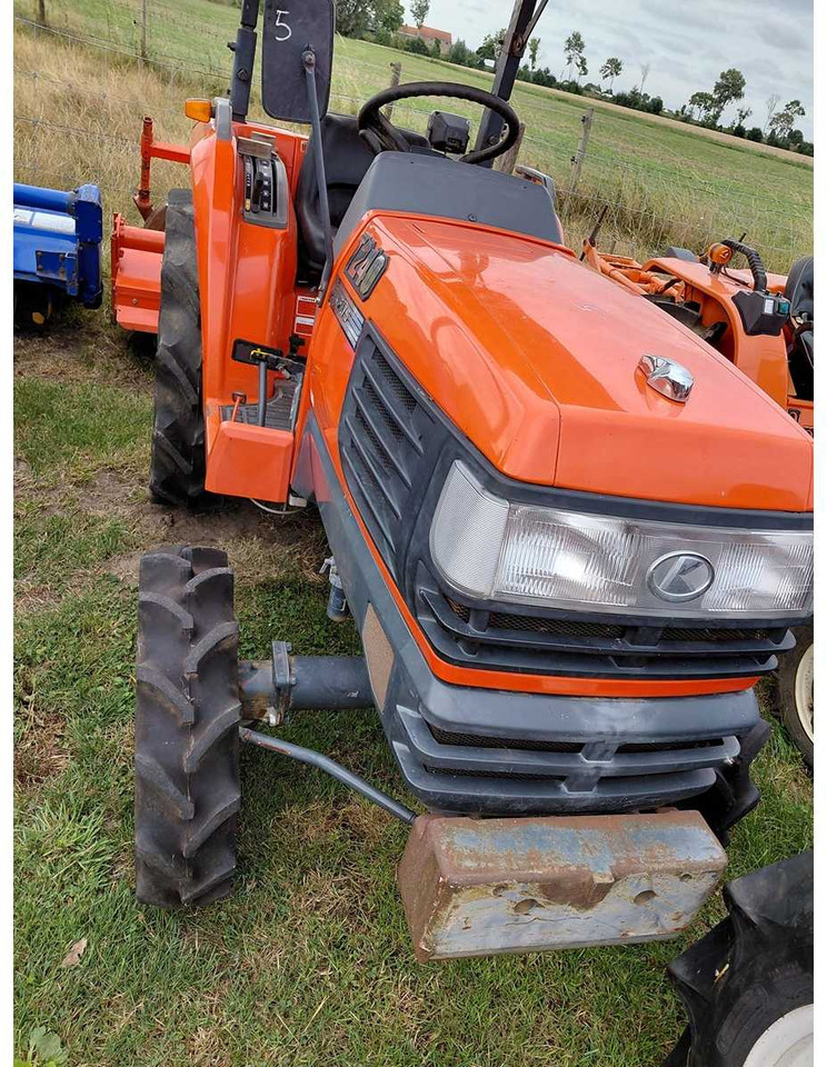 Kubota T240 - Compact tractor: picture 2 Kubota T240 - Compact tractor: picture 2