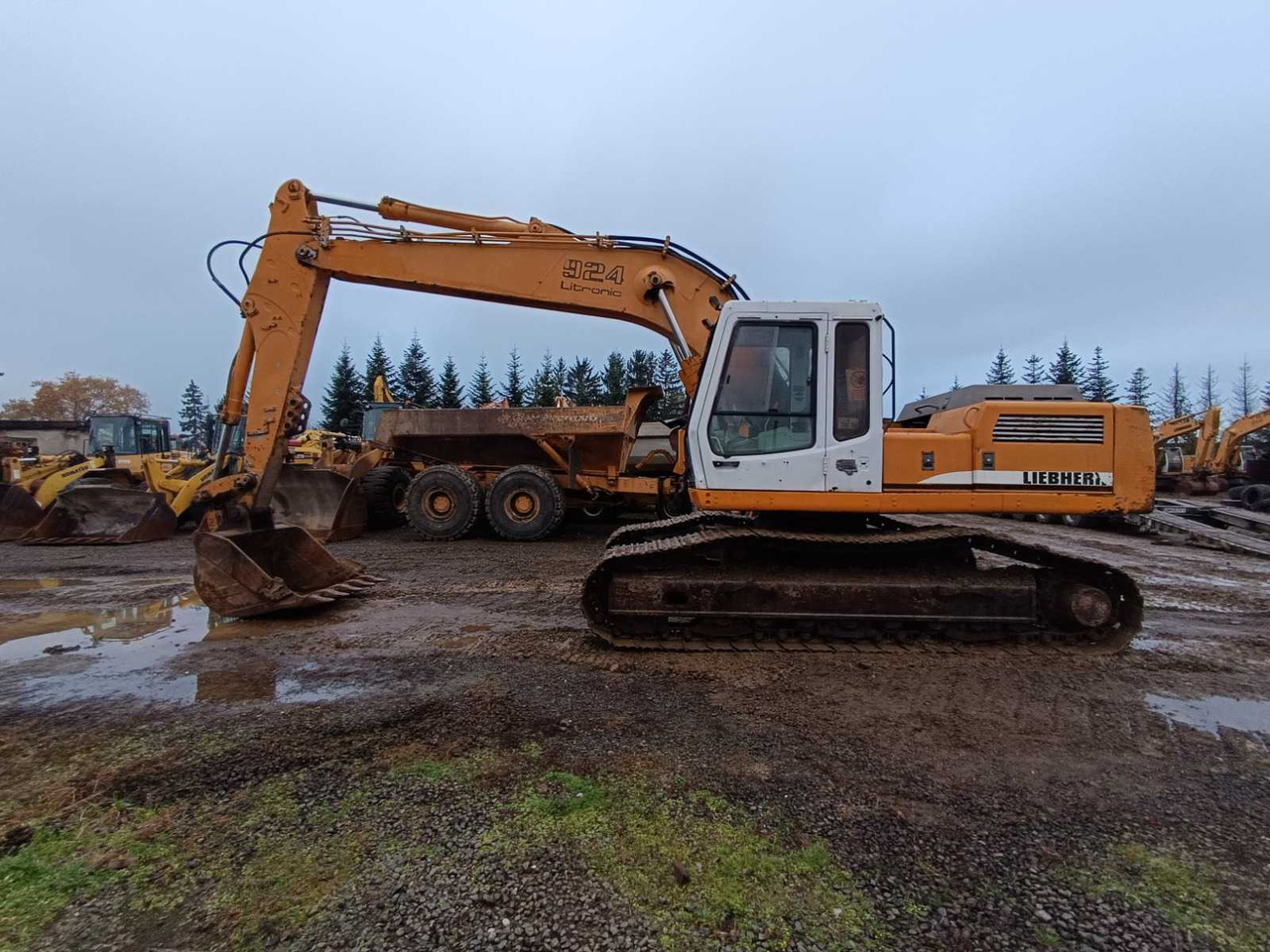 LIEBHERR - 2001 - R924 - TRACKED EXCAVATOR - Excavator: picture 2 LIEBHERR - 2001 - R924 - TRACKED EXCAVATOR - Excavator: picture 2