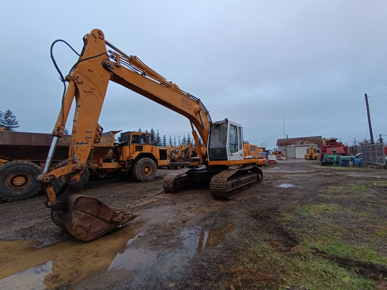 LIEBHERR - 2001 - R924 - TRACKED EXCAVATOR - Excavator: picture 3 LIEBHERR - 2001 - R924 - TRACKED EXCAVATOR - Excavator: picture 3