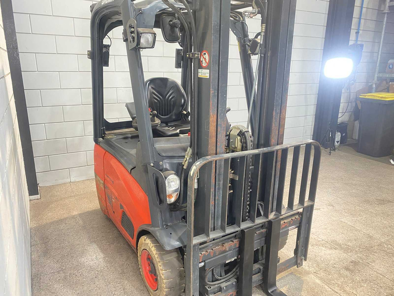 LINDE - 2012 - E15 - FORKLIFT TRUCK - Forklift: picture 4 LINDE - 2012 - E15 - FORKLIFT TRUCK - Forklift: picture 4