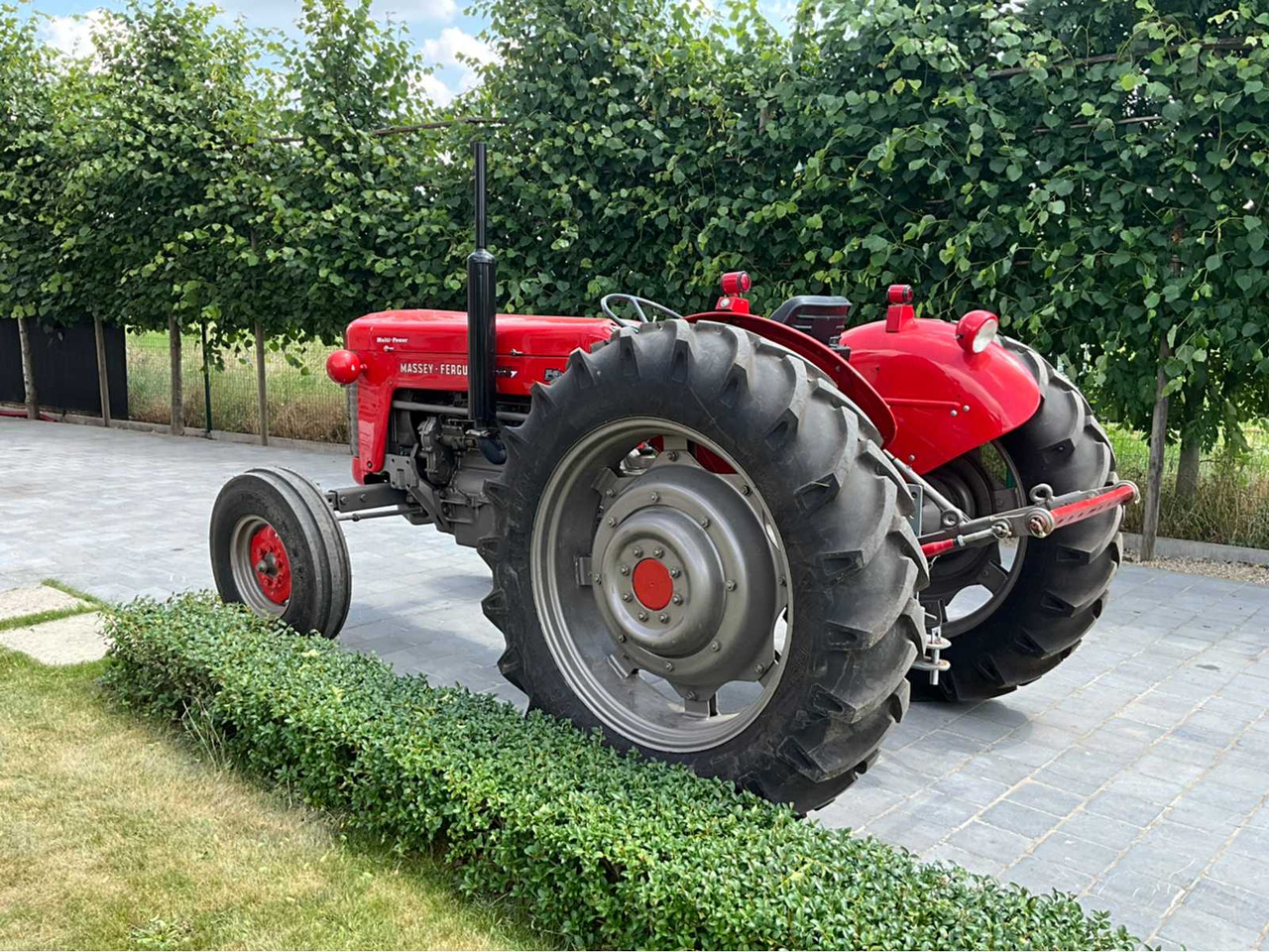 Massey Ferguson - Farm tractor: picture 3 Massey Ferguson - Farm tractor: picture 3
