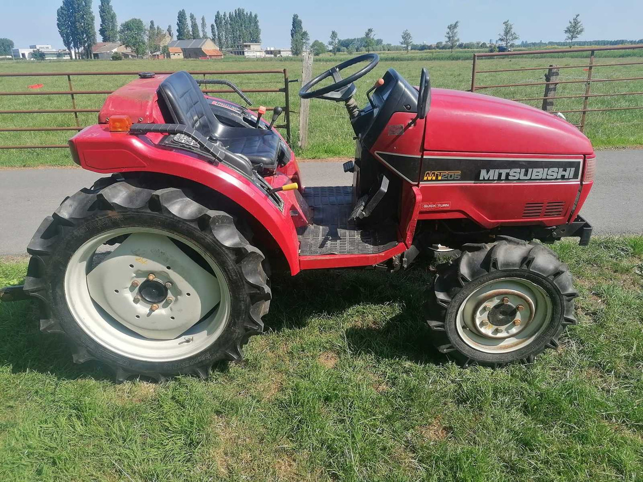 Mitsubishi MT205 - Compact tractor: picture 1 Mitsubishi MT205 - Compact tractor: picture 1