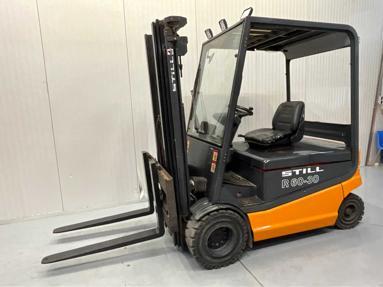 STILL - R60-30 - FORKLIFT TRIPLEX - FREELIFT - SIDESHIFT - BATTERY CHARGER - HEATING - Forklift: picture 3 STILL - R60-30 - FORKLIFT TRIPLEX - FREELIFT - SIDESHIFT - BATTERY CHARGER - HEATING - Forklift: picture 3