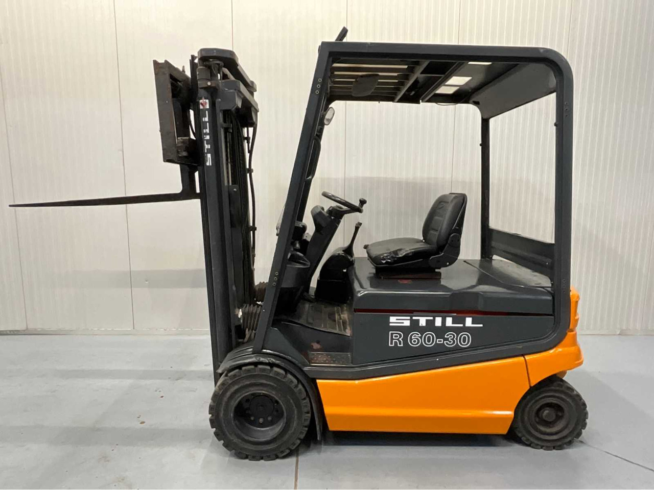 STILL - R60-30 - FORKLIFT TRIPLEX - FREELIFT - SIDESHIFT - BATTERY CHARGER - HEATING - Forklift: picture 2 STILL - R60-30 - FORKLIFT TRIPLEX - FREELIFT - SIDESHIFT - BATTERY CHARGER - HEATING - Forklift: picture 2