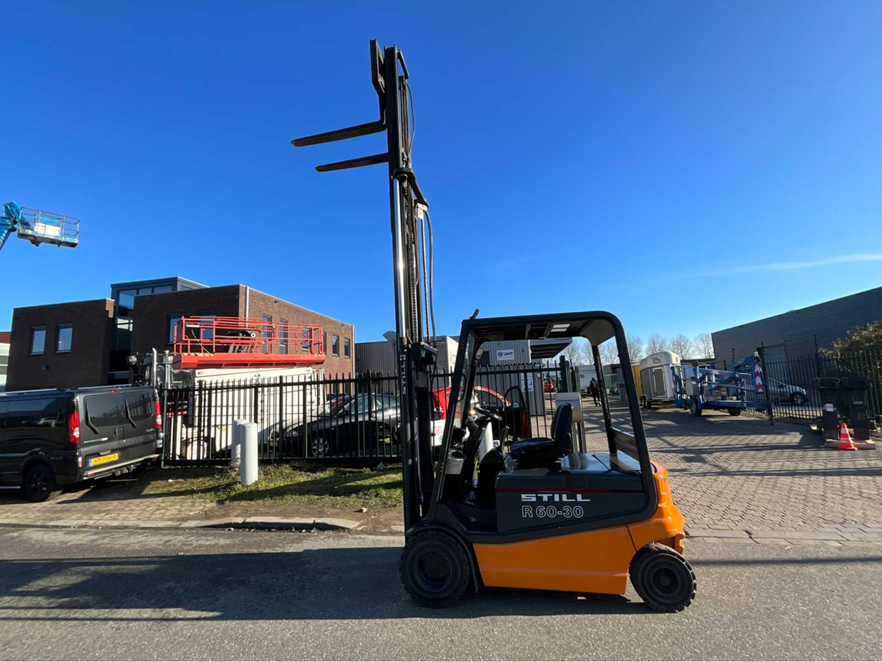 STILL - R60-30 - FORKLIFT TRIPLEX - FREELIFT - SIDESHIFT - BATTERY CHARGER - HEATING - Forklift: picture 5 STILL - R60-30 - FORKLIFT TRIPLEX - FREELIFT - SIDESHIFT - BATTERY CHARGER - HEATING - Forklift: picture 5