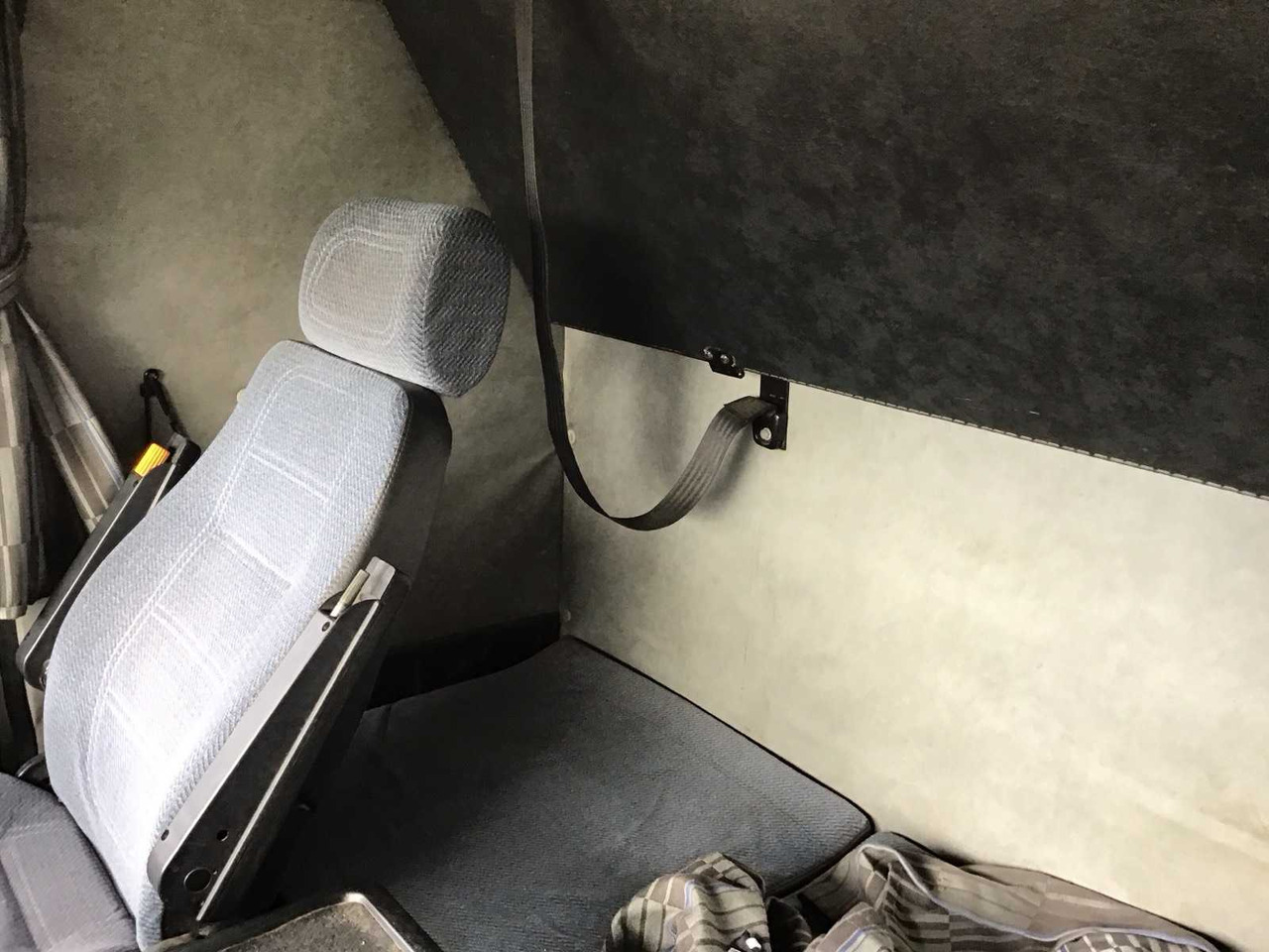 Truck SCANIA V8 - 143H 450 - TRUCK TRACTOR: picture 10 Truck SCANIA V8 - 143H 450 - TRUCK TRACTOR: picture 10