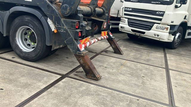 AJK AK 11 M Portaalarmsysteem - Hook lift/ Skip loader system: picture 2 AJK AK 11 M Portaalarmsysteem - Hook lift/ Skip loader system: picture 2