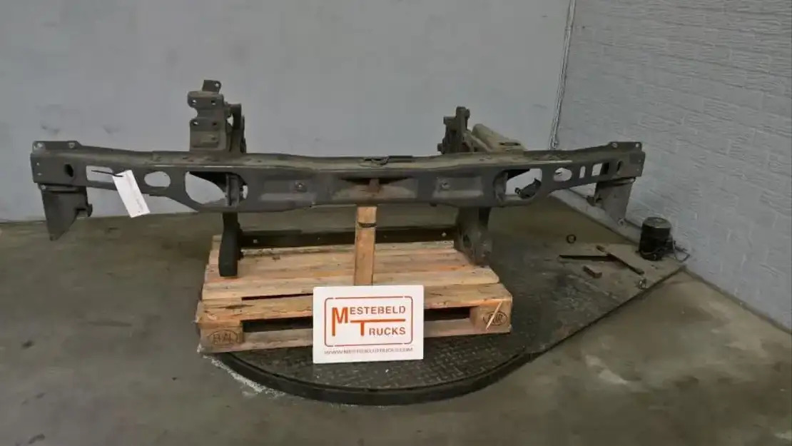 Mercedes-Benz Dwarsbalk voor met steunen - Frame/ Chassis for Truck: picture 1 Mercedes-Benz Dwarsbalk voor met steunen - Frame/ Chassis for Truck: picture 1