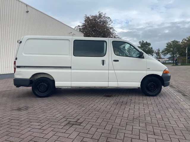 Toyota HiAce 2.5 D4-D 90 Lang Airco - Small van: picture 3 Toyota HiAce 2.5 D4-D 90 Lang Airco - Small van: picture 3