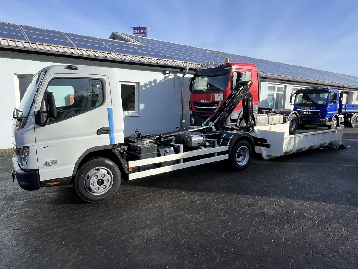 FUSO Canter FUSO 7C18 City Abrollkipper Miete - Hook lift truck: picture 3 FUSO Canter FUSO 7C18 City Abrollkipper Miete - Hook lift truck: picture 3