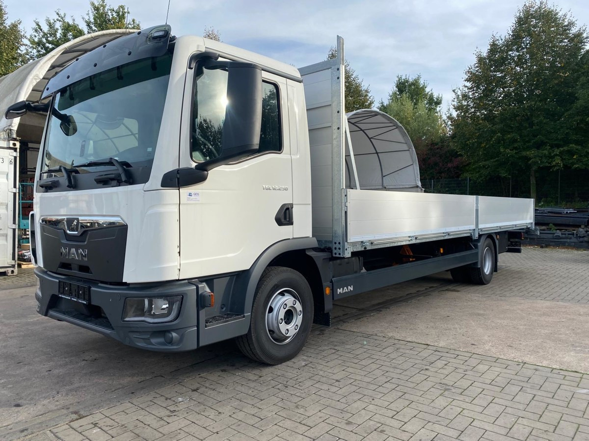 MAN 12.250 BL Gerüstbaupritsche 2x AHK - Dropside/ Flatbed truck: picture 1 MAN 12.250 BL Gerüstbaupritsche 2x AHK - Dropside/ Flatbed truck: picture 1