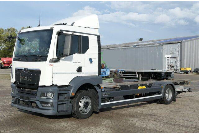 MAN 18.330 TGS 4x2, BDF, LBW 2to., Klima, AHK, Luft - Cab chassis truck: picture 5 MAN 18.330 TGS 4x2, BDF, LBW 2to., Klima, AHK, Luft - Cab chassis truck: picture 5