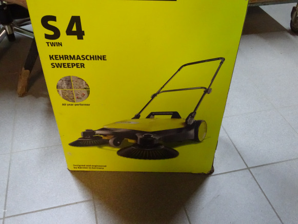 Balayeuse mécanique KARCHER S 4 Twin - Industrial sweeper: picture 1 Balayeuse mécanique KARCHER S 4 Twin - Industrial sweeper: picture 1