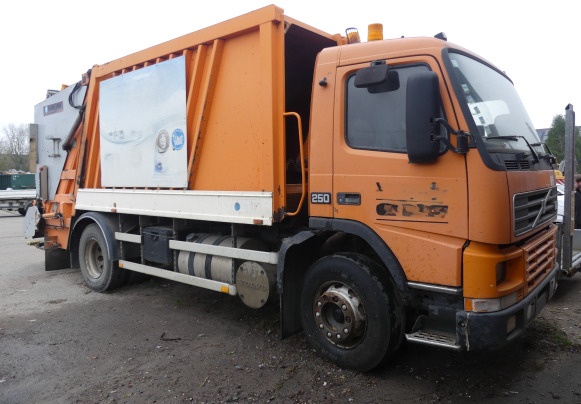 Camion poubelle Volvo FM 4x2R 7,1 (2001-201.695 km) - Refuse truck: picture 2 Camion poubelle Volvo FM 4x2R 7,1 (2001-201.695 km) - Refuse truck: picture 2