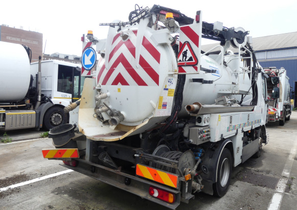 REF:19354 - Camion hydrocureur Renault Midlum 220DXI (2011-45.241 km) - Vacuum truck: picture 4 REF:19354 - Camion hydrocureur Renault Midlum 220DXI (2011-45.241 km) - Vacuum truck: picture 4