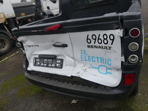 REF:69689 - Voiture pickup électrique Renault FW (accidenté) - Pickup truck: picture 5 REF:69689 - Voiture pickup électrique Renault FW (accidenté) - Pickup truck: picture 5