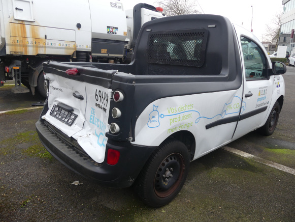 REF:69689 - Voiture pickup électrique Renault FW (accidenté) - Pickup truck: picture 4 REF:69689 - Voiture pickup électrique Renault FW (accidenté) - Pickup truck: picture 4