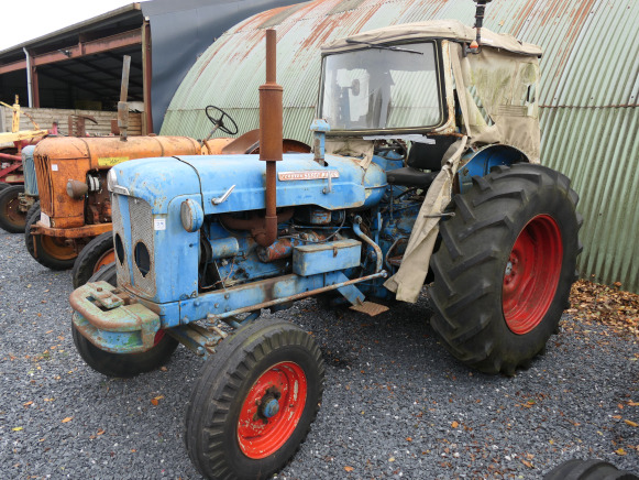 Tracteur agricole + treuil Ford Super Major - Farm tractor: picture 1 Tracteur agricole + treuil Ford Super Major - Farm tractor: picture 1