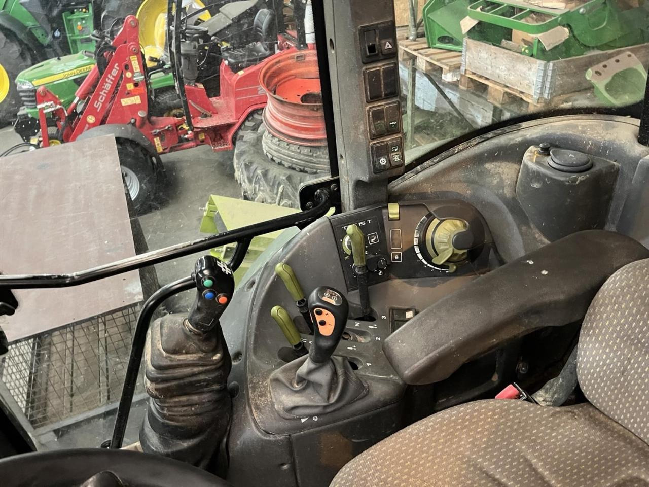 CLAAS Arion 420 - Farm tractor: picture 5 CLAAS Arion 420 - Farm tractor: picture 5