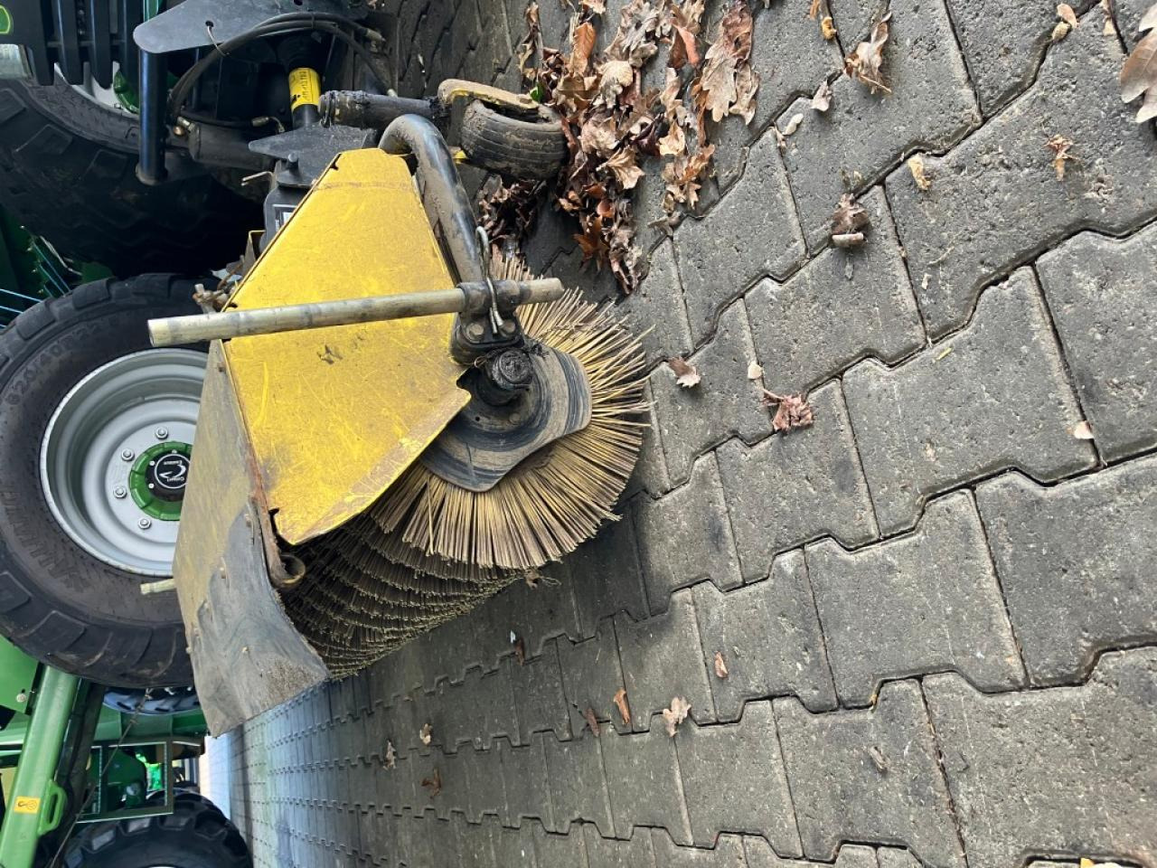 John Deere 52 inch Broom - Broom: picture 1 John Deere 52 inch Broom - Broom: picture 1