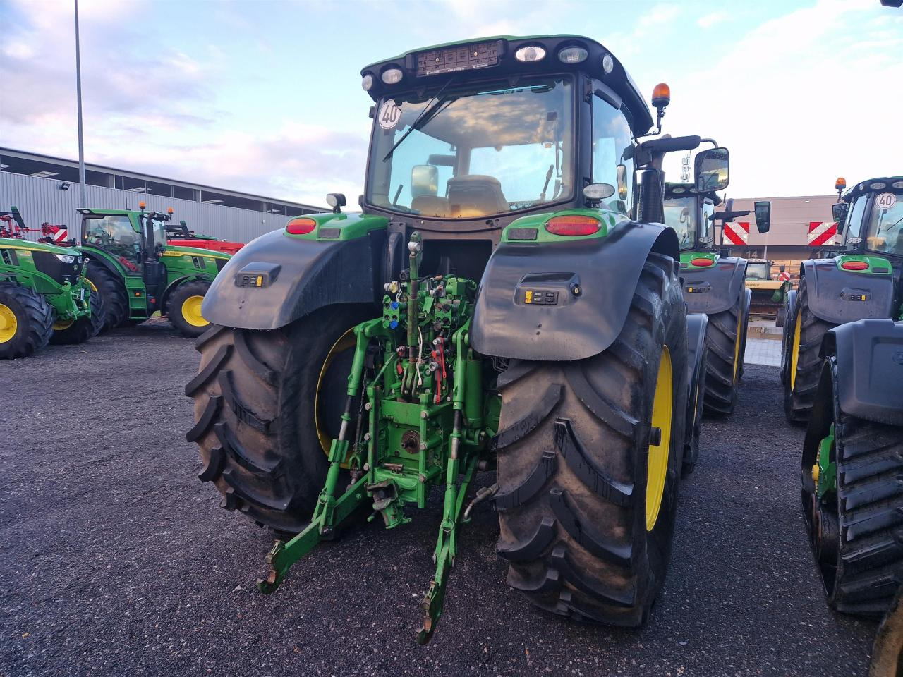 John Deere 6170R - Farm tractor: picture 2 John Deere 6170R - Farm tractor: picture 2