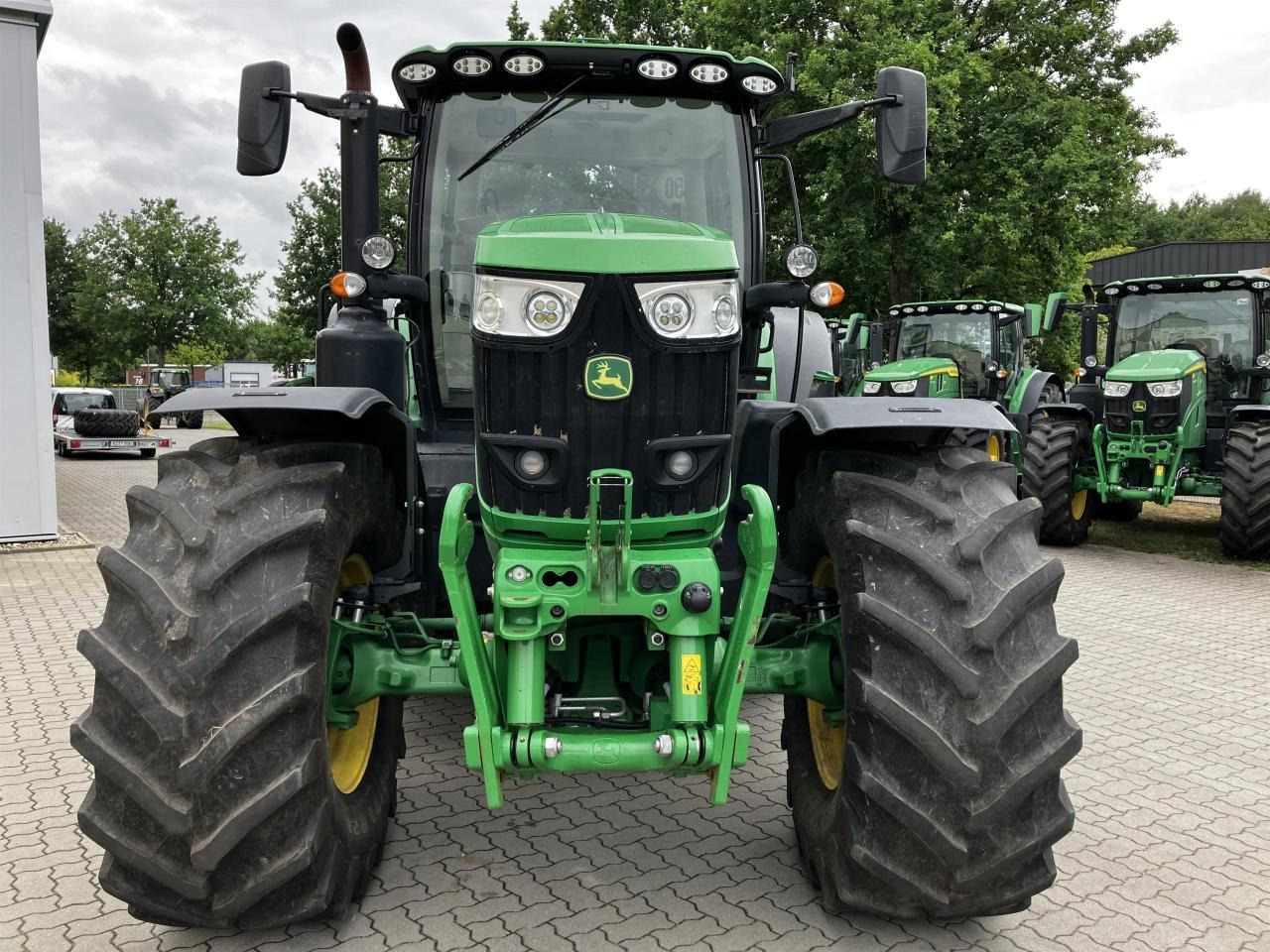 John Deere 6215R - Farm tractor: picture 3 John Deere 6215R - Farm tractor: picture 3