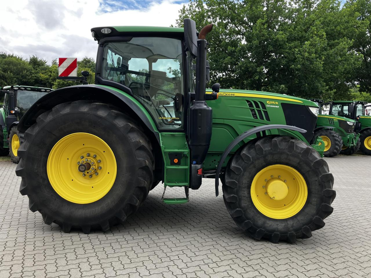 John Deere 6215R - Farm tractor: picture 2 John Deere 6215R - Farm tractor: picture 2