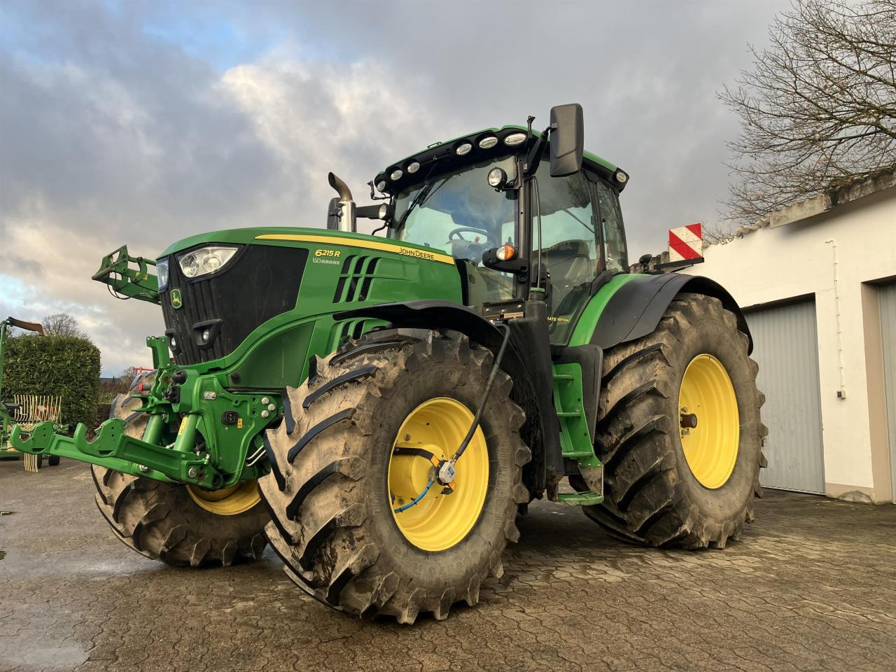 John Deere 6215R - Farm tractor: picture 2 John Deere 6215R - Farm tractor: picture 2
