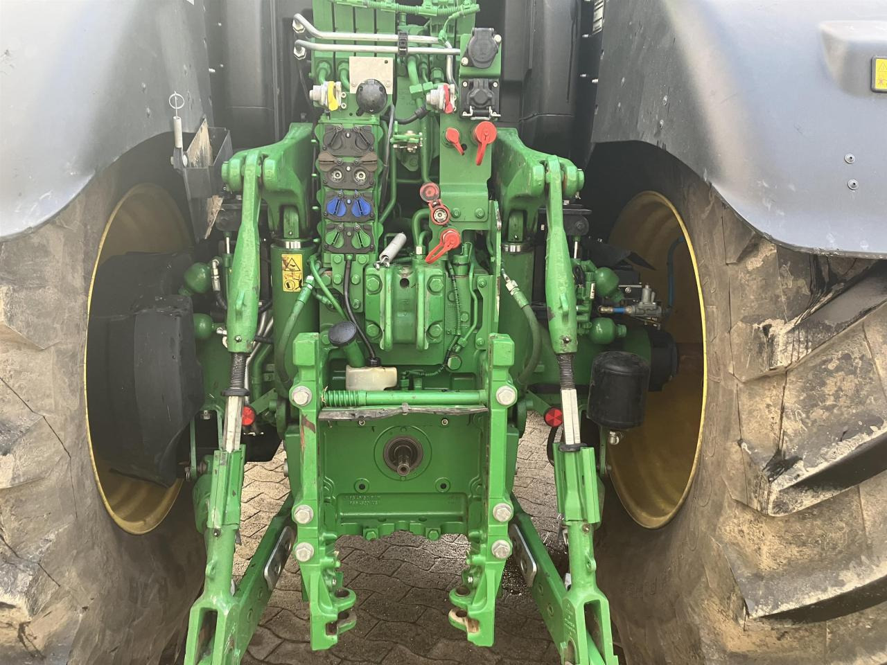 John Deere 6215R - Farm tractor: picture 4 John Deere 6215R - Farm tractor: picture 4