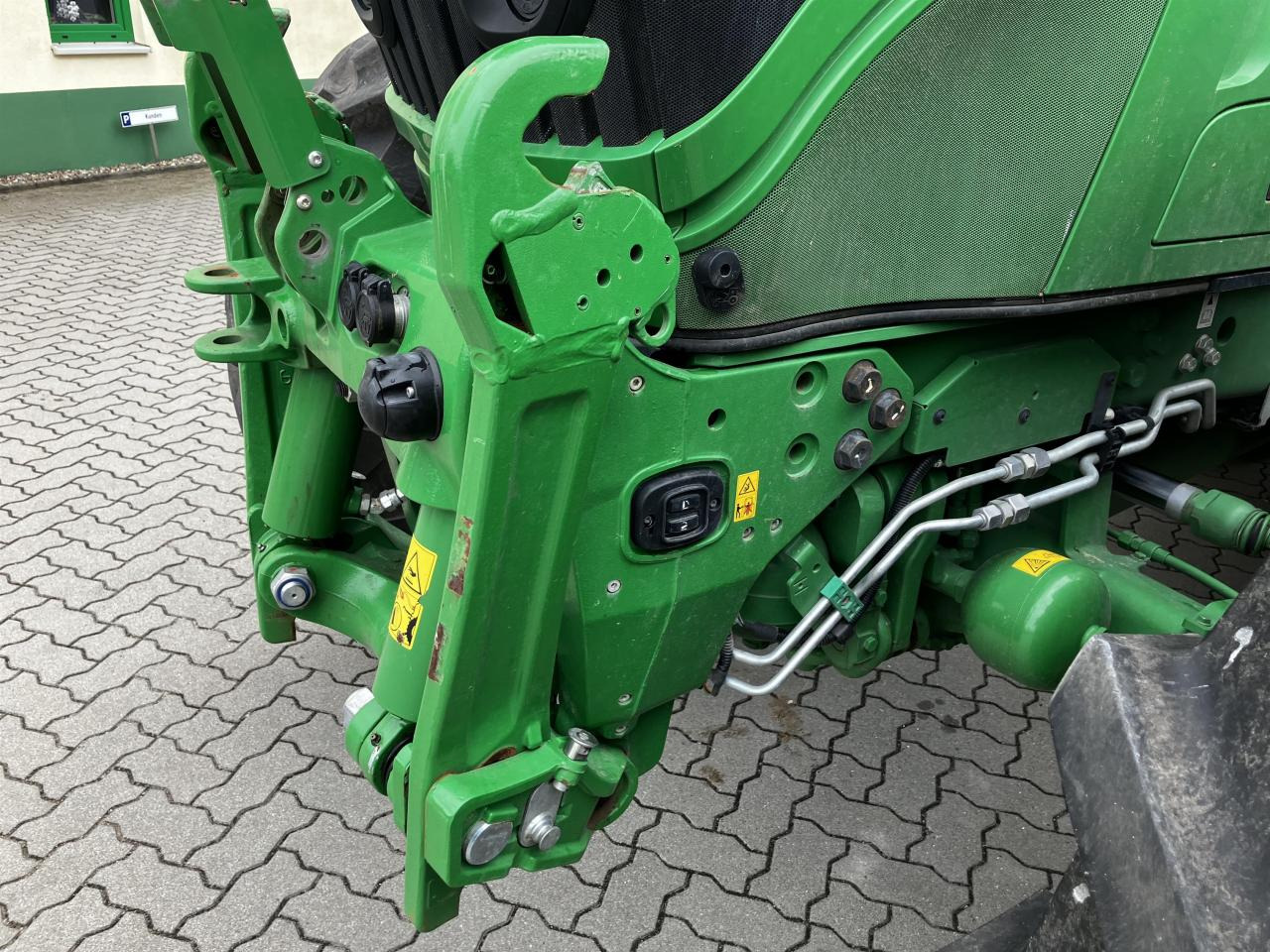 John Deere 6215R - Farm tractor: picture 4 John Deere 6215R - Farm tractor: picture 4