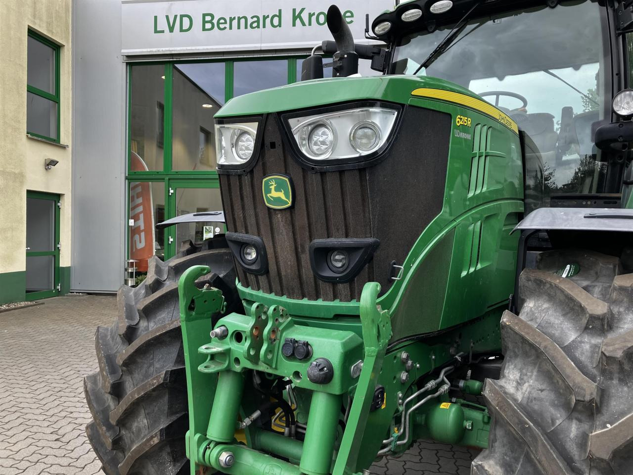 John Deere 6215R - Farm tractor: picture 4 John Deere 6215R - Farm tractor: picture 4