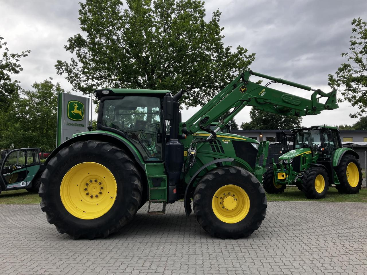 John Deere 6215R - Farm tractor: picture 2 John Deere 6215R - Farm tractor: picture 2