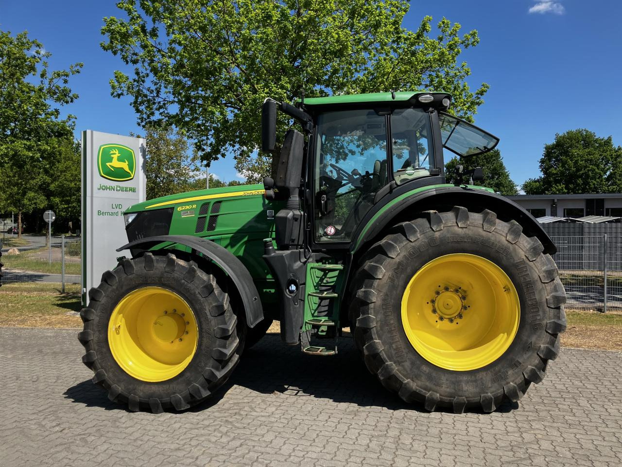 John Deere 6230R - Farm tractor: picture 1 John Deere 6230R - Farm tractor: picture 1