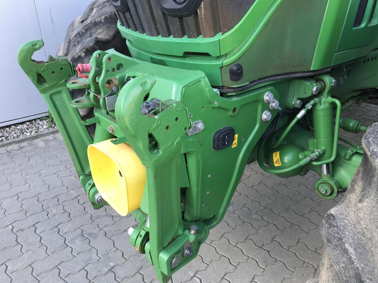 John Deere 6230R - Farm tractor: picture 4 John Deere 6230R - Farm tractor: picture 4