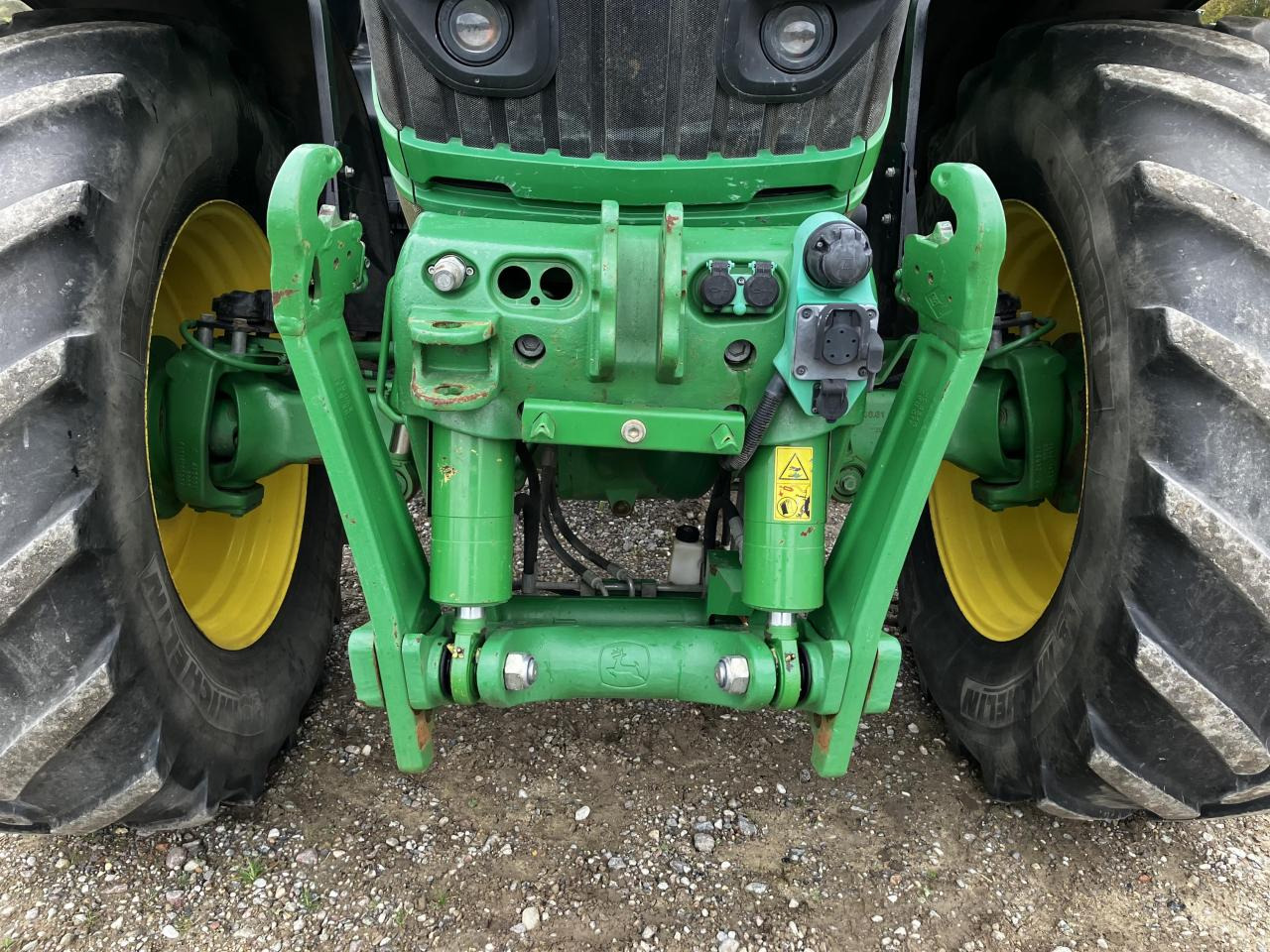 John Deere 6230R - Farm tractor: picture 4 John Deere 6230R - Farm tractor: picture 4