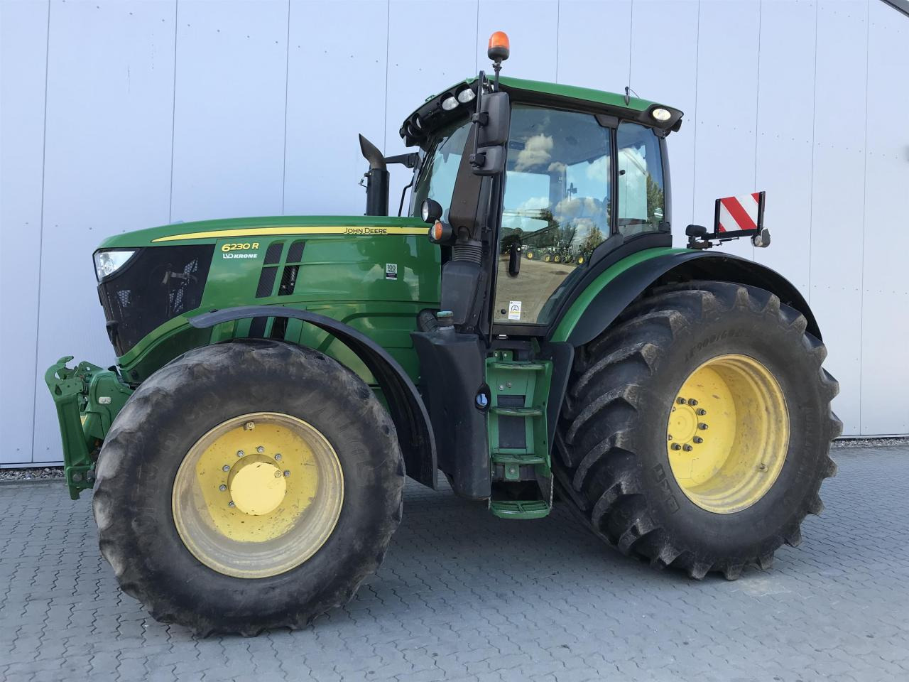 John Deere 6230R - Farm tractor: picture 1 John Deere 6230R - Farm tractor: picture 1