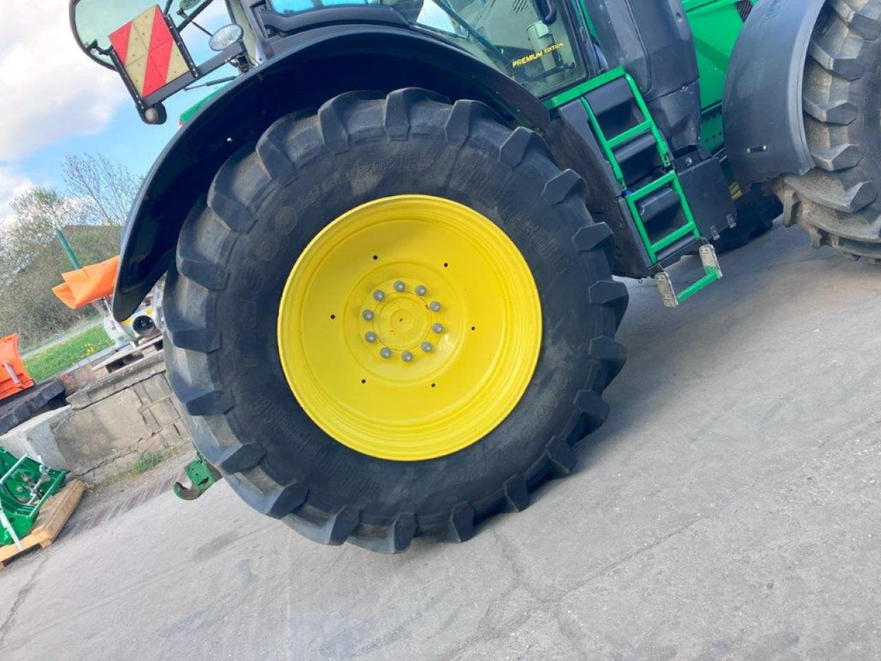 Farm tractor John Deere 6250R: picture 13