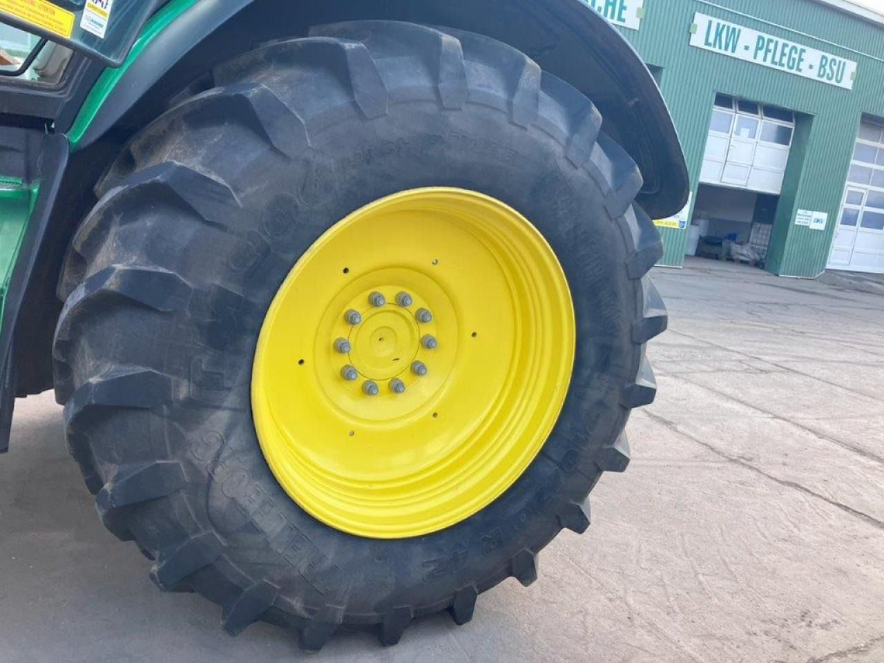 Farm tractor John Deere 6250R: picture 15