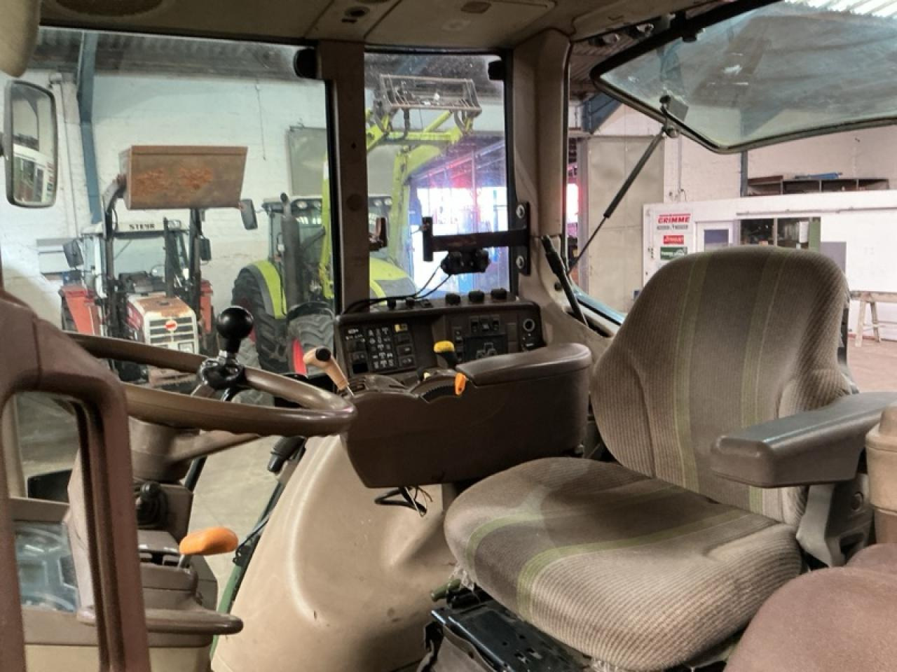 John Deere 6820 - Farm tractor: picture 4 John Deere 6820 - Farm tractor: picture 4